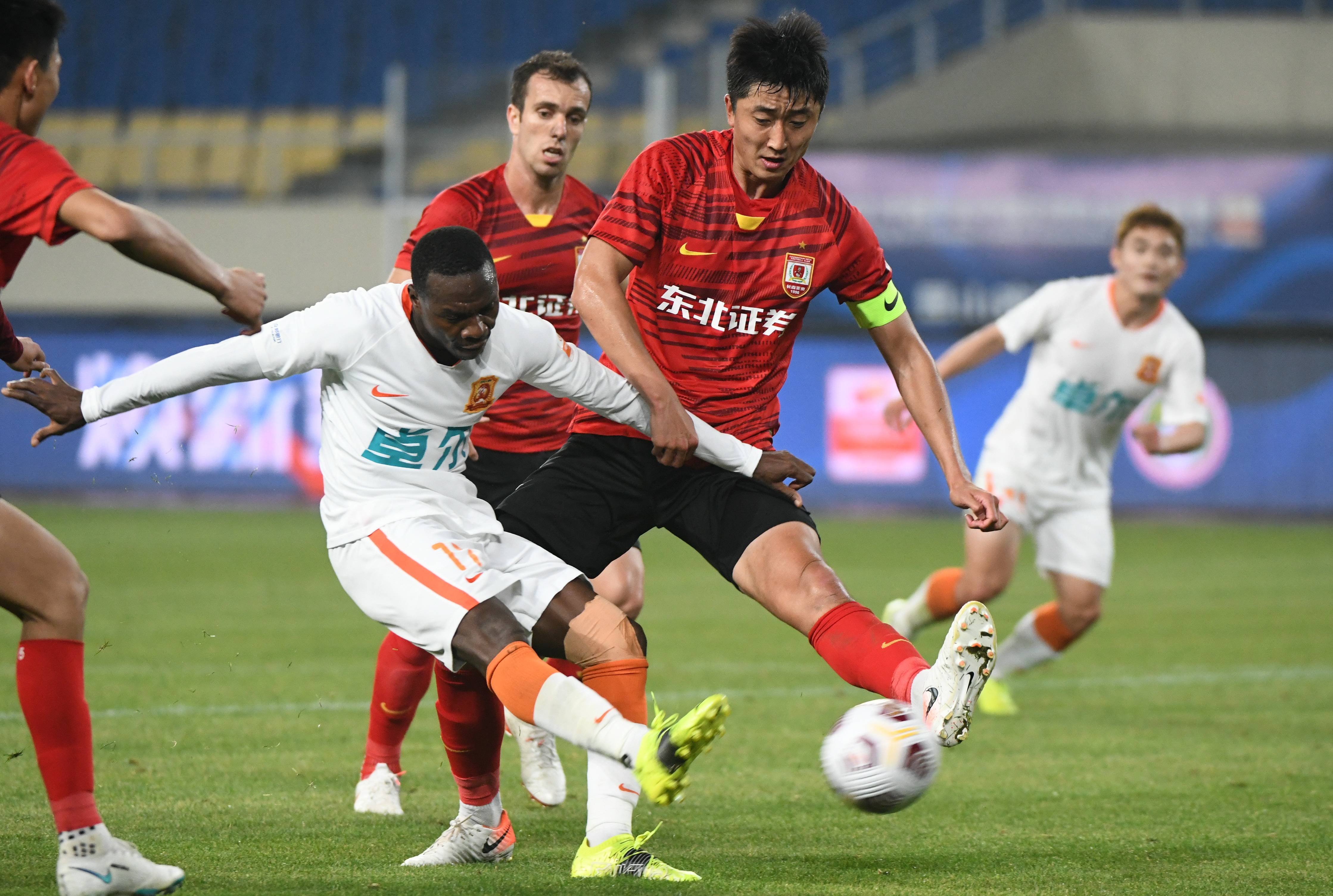 拜仁主场大捷，球员赛后激动庆祝胜利，行业分析影响生活.